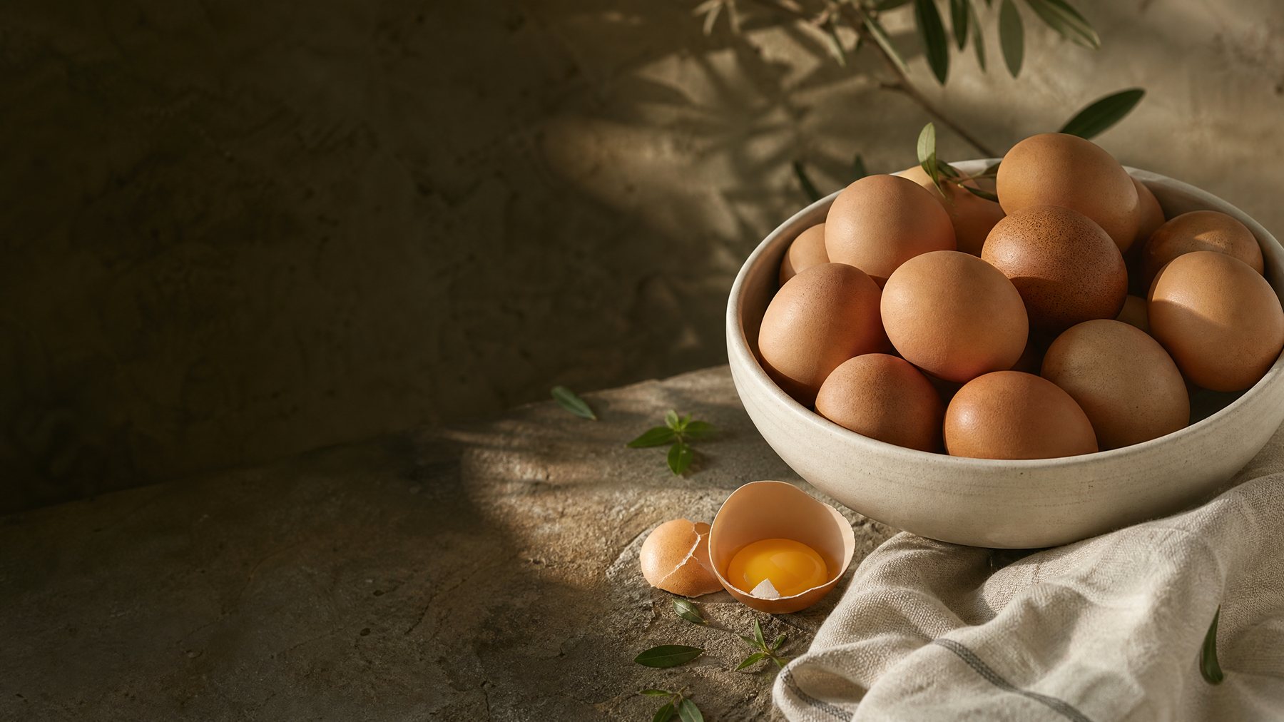Huevos frescos en una cocina iluminada